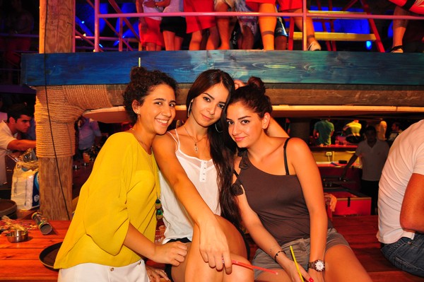 Night Beach Party @ Edde Sands
